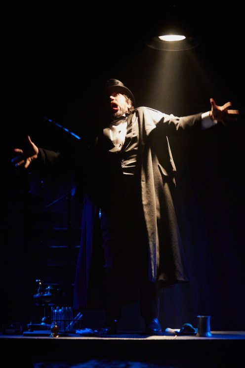 Dr Jekyll and Mr Hyde at the Rose Theatre. Photo by Mark Douet _50A2893